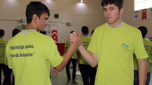 Genç Erkekler Bilek Güreşi Turnuvası