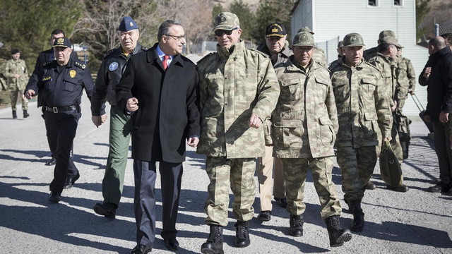 Genelkurmay Başkanı Orgeneral Hulusi Akar, bölücü terör örgütü PKK'ya yönelik operasyonların yürütüldüğü Şırnak'a geldi. Operasyonlara ilişkin brifing alan Orgeneral Akar, birliklerde denetlemelerde bulunuyor.
