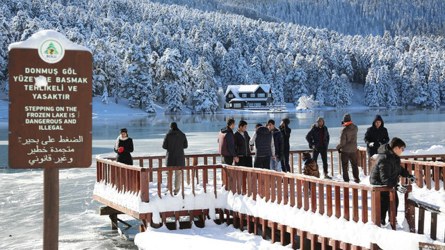 Gölcük Gölü buz tuttu