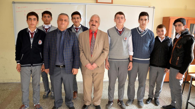 Görme engelini öğrencileriyle aşıyor