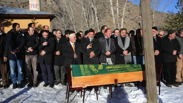 Gümüşhane'de otomobilin dereye yuvarlanması