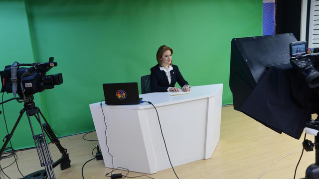 Haber bültenini görme engelli kadın sundu