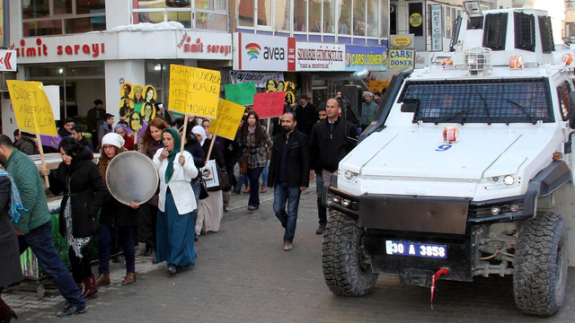 Hakkari'de kadınlar şiddet ve kumara karşı yürüdü
