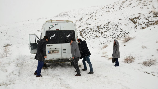 Hakkari'de kar nedeniyle mahsur kalanlar kurtarıldı