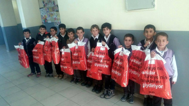 Hakkarili öğrencilere giyim yardımı