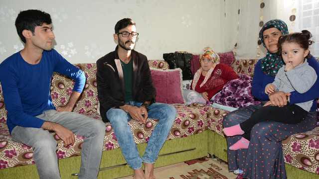 Hallaç makinesi ile yetimlerine ve görümcesine bakıyor