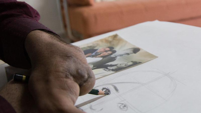 Hayata "tek parmağıyla" sarılıyor