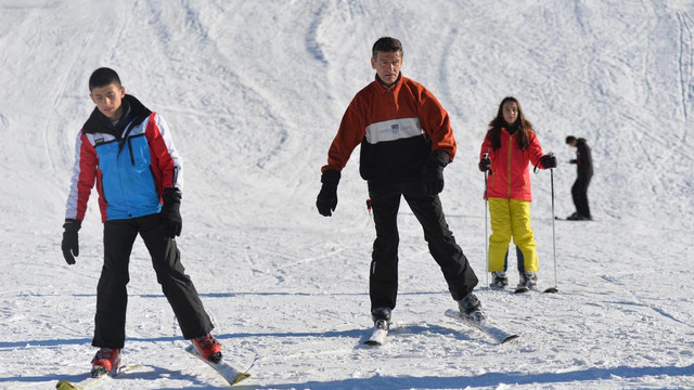 İki bin rakımlı yaylada kayak keyfi