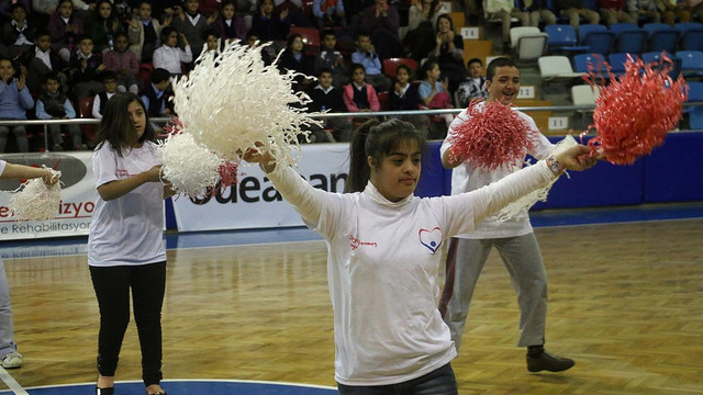 İş adamları tekerlekli sandalyede basketbol oynadı