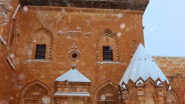 İshak Paşa Sarayı'nda kar temizliği