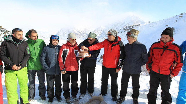 Kayak sezonu için hazırlanan pastayı yolda kestiler