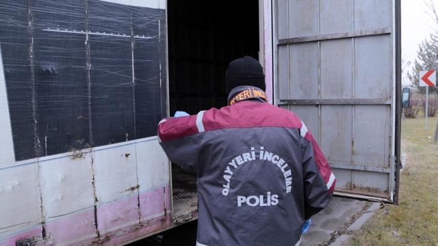 Kayıp iki kişinin cesedi kamyon kasasında bulundu