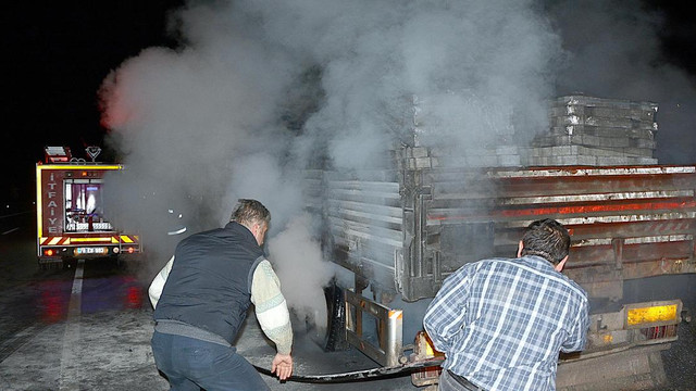 Kaza nedeniyle park eden tıra otomobil çarptı: 1 ölü