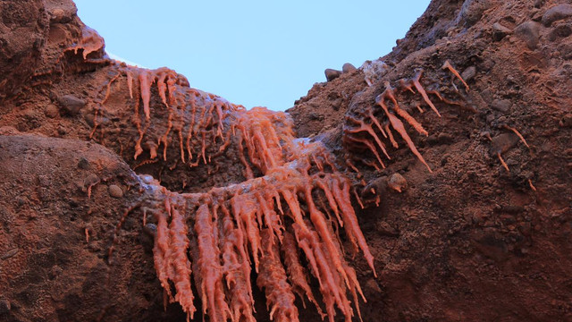 Kırmızı Peri Bacaları'nın buz sarkıtları da kırmızı