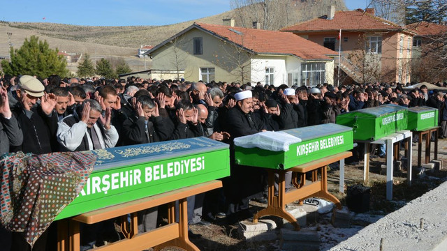 Kırşehir'de otomobilin tıra çarpması