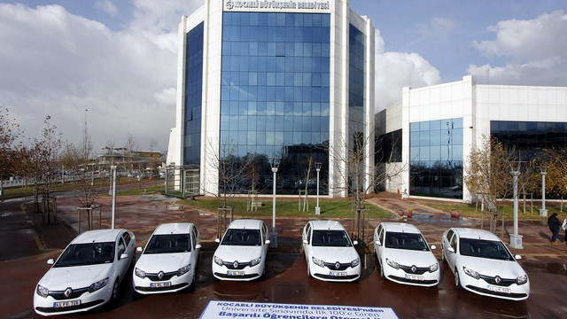 Kocaeli'de başarılı öğrenciler, otomobille ödüllendirildi