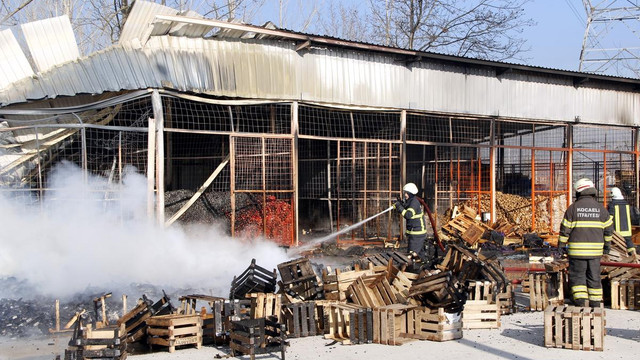 Kocaeli'de hal binasında yangın