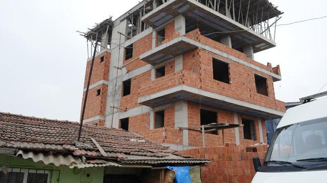 Kocaeli'de inşattan düşen işçi öldü