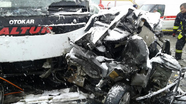 Kocaeli'de TEM Otoyolunda zincirleme trafik kazası