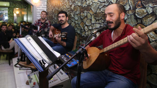 Konsere parayla değil, mamayla girdiler