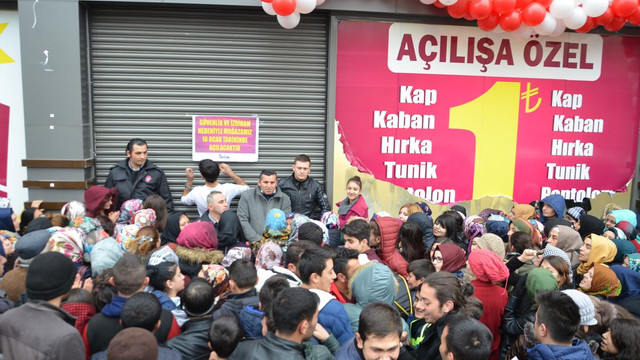 Konya'da 1 liralık kıyafet izdihamı