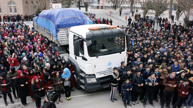Lise öğrencilerinden Bayırbucak Türkmenlerine yardım