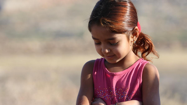 Minik Delal'ın sevgi dolu yüreği kışa meydan okuyor