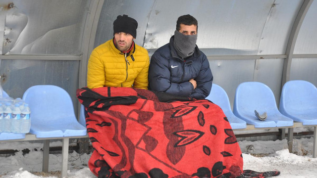 Muş'ta dondurucu soğuklar futbolcuları etkiledi