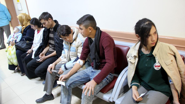 Öğrenci servisi mandaya çarptı: 14 yaralı