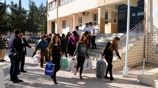 Öğrencilerden Bayırbucak Türkmenlerine yardım