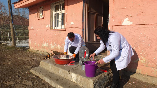 Öğretmen eli değen odunluk kütüphaneye dönüştü