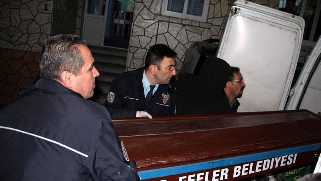 Otel odasında eşi ve iki çocuğunu öldürdü