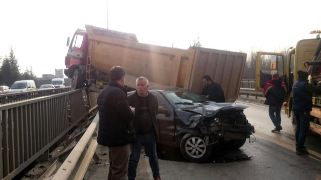 Otomobille çarpışan kamyon köprü korkuluğunda asılı kaldı