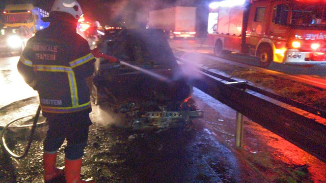 Refüje çarpan otomobil alev aldı