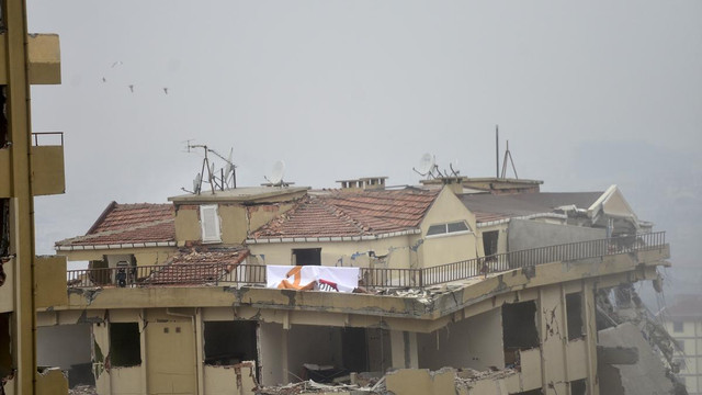 Riskli bina patlatma yöntemiyle yıkıldı