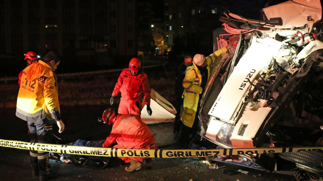 Rize'de kamyon yön levhasına çarptı: 1 ölü, 1 yaralı