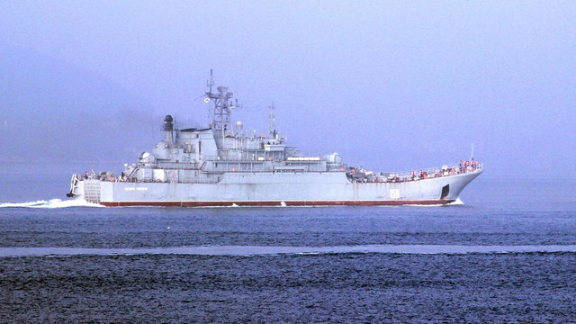 Rus askeri gemisi Çanakkale Boğazı'ndan geçti