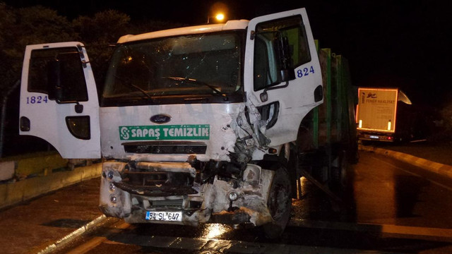 Sakarya'da çöp kamyonuyla tır çarpıştı: 3 yaralı