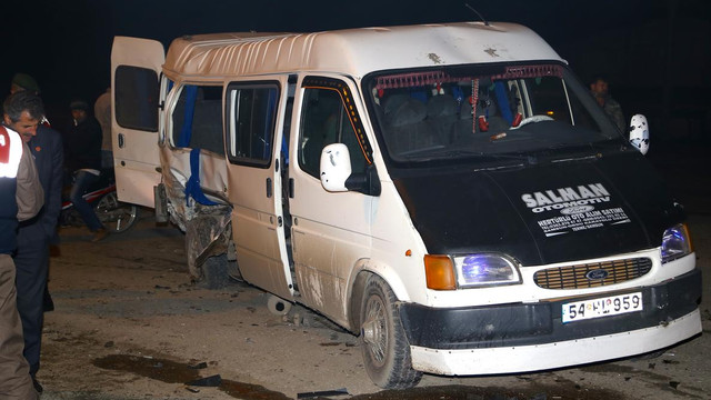 Sakarya'da otombil ile işçi servisi çarpıştı: 8 yaralı
