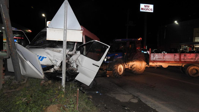 Sakarya'da traktörle minibüs çarpıştı: 5 yaralı