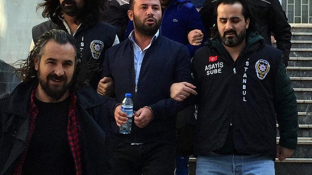 Şarkıcı Berkay'ın aracına silahla ateş açılması