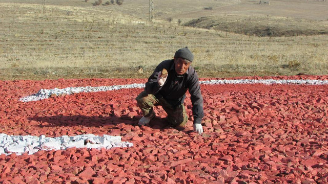 Şehitler anısına çakıldan dev Türk bayrağı yaptı