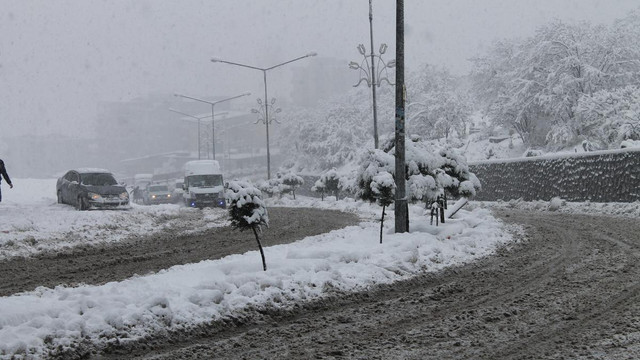 Şırnak ve Siirt'te eğitime kar engeli