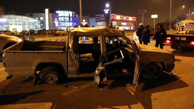 Sivas'ta kamyonet devrildi: 4 yaralı