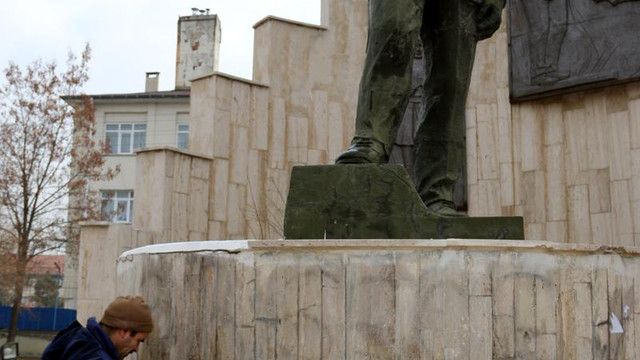 Sivas'ta şehitlik anıtına sprey boyalı saldırı