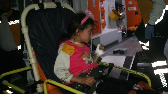 Sobanın yanına bırakılan fişek patladı: 3 yaralı