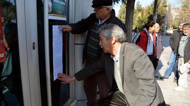 Su zammını iptal eden kararı, eski belediye binasına astı