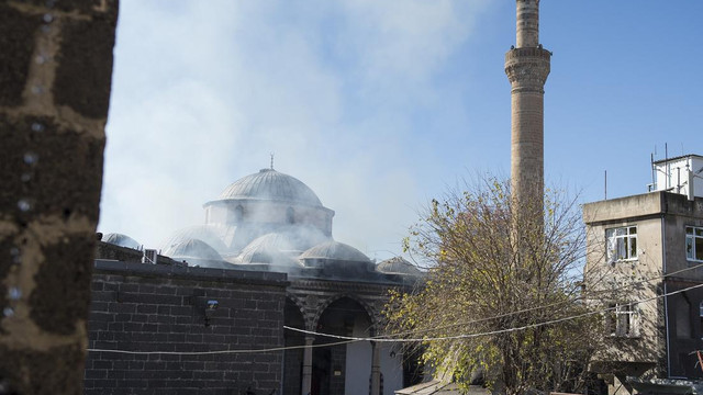 Sur'da tarihi camiye terör saldırısı