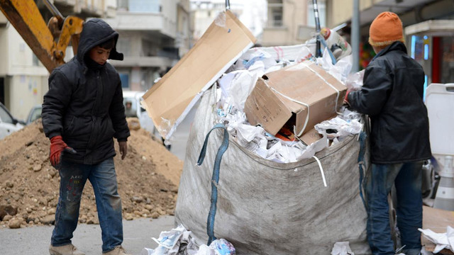Suriyeli çocuklar için kağıt topluyor
