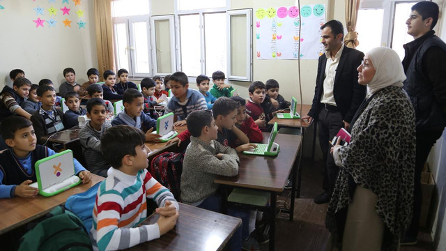 Suriyeli çocukların eğitimi için çabalıyor